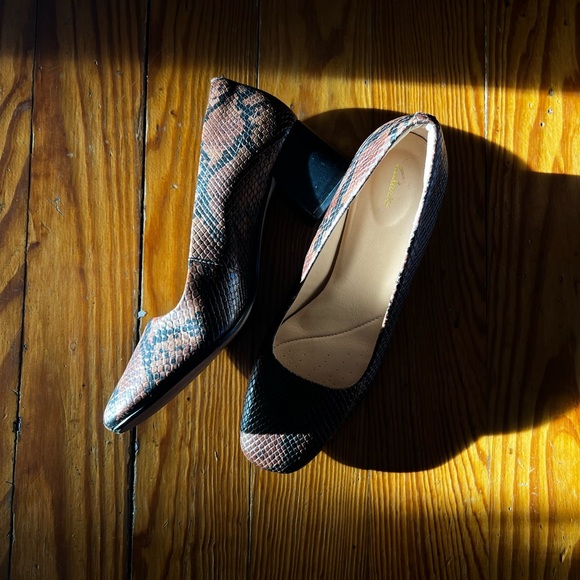 Elegant Snakeskin Patterned Block Heels - Picture 2 of 5